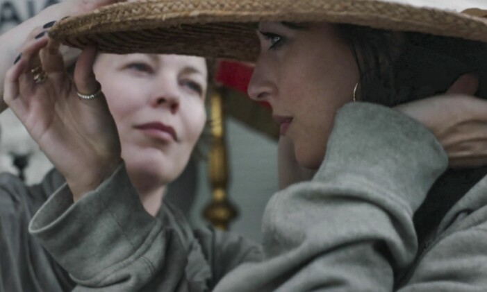 Olivia Colman och Dakota Johnson i The Lost Daugter. Olivia Colman och Dakota Johnson.
