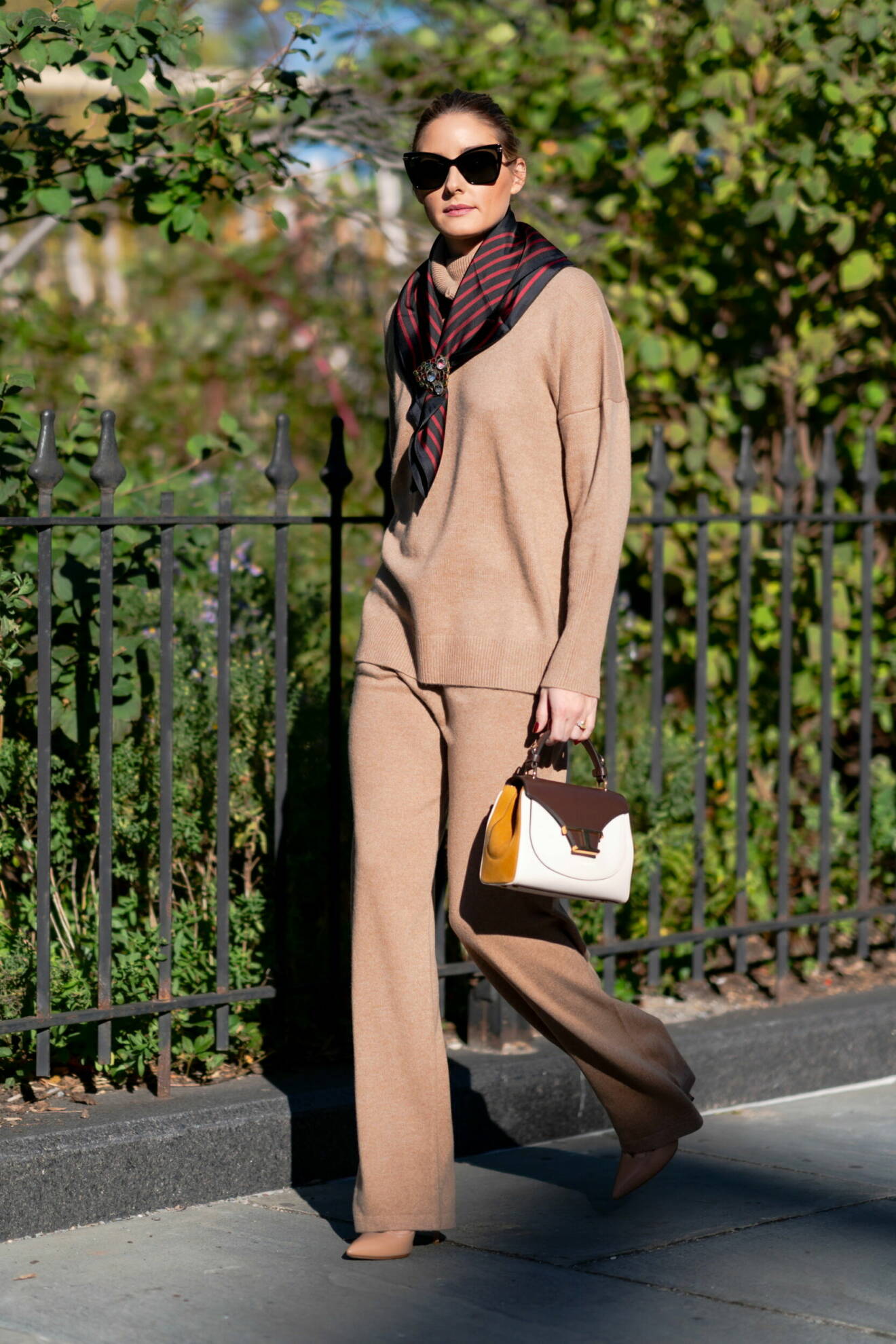 Stilsäkra Olivia Palermo i klassisk outfit med scarf