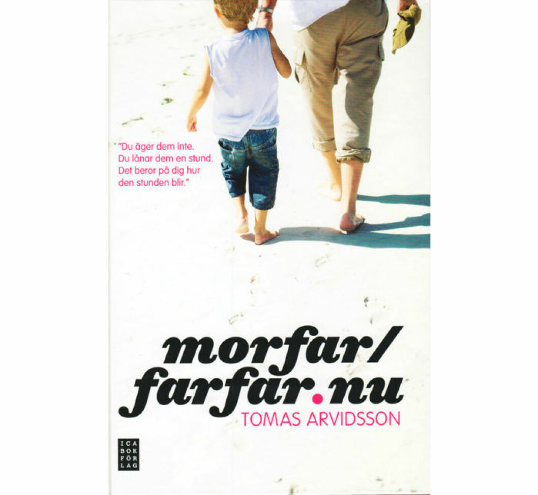 <strong>NYA KÄNSLOR</strong><br>Att få barnbarn är omtumlande, det vet Tomas Arvidsson som skrivit <em>morfar/farfar.nu</em> (Ica bokförlag). Själv säger han att han hade velat läsa just den innan han blev morfar. Det handlar om en morfars glädje och tillkortakommanden – och främst om den vidunderliga känslan av att stå inför ett litet underverk och få leva med det. NYA KÄNSLOR Att få barnbarn är omtumlande, det vet Tomas Arvidsson som skrivit morfar/farfar.nu (Ica bokförlag). Själv säger han att han hade velat läsa just den innan han blev morfar. Det handlar om en morfars glädje och tillkortakommanden – och främst om den vidunderliga känslan av att stå inför ett litet underverk och få leva med det.