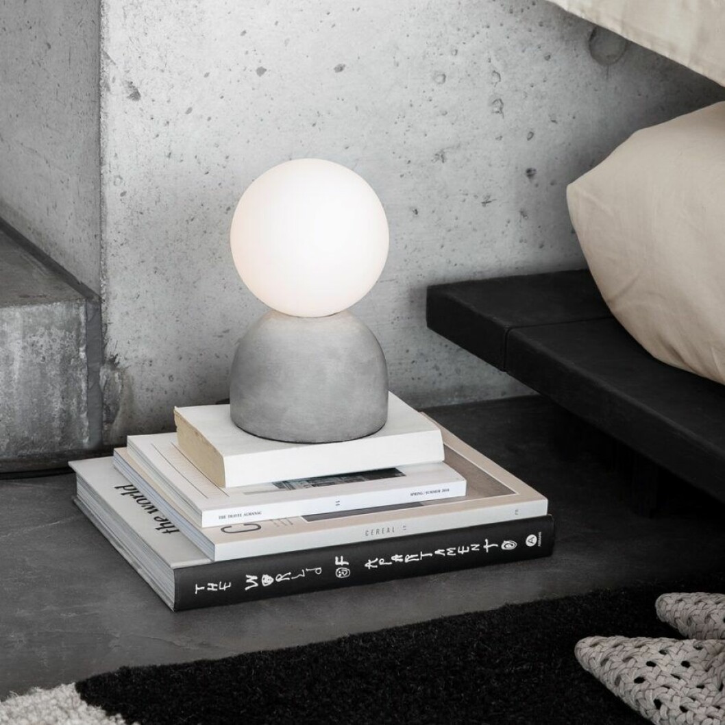 Höstens nyheter hos Granit. Lampa i runda former med mjukt sken.