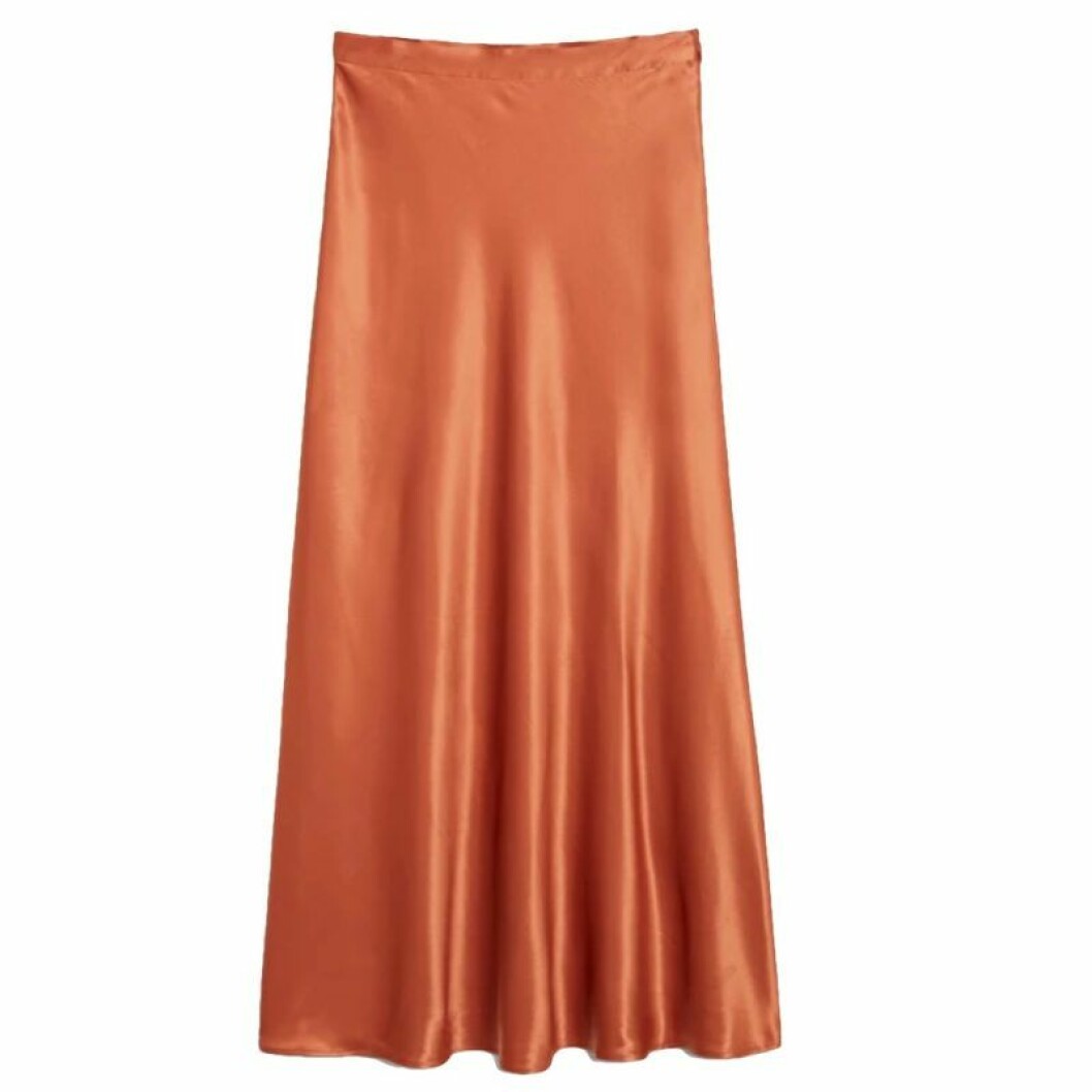 Orange kjol i satinmaterial