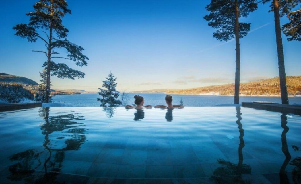 Njut av utsikten och den friska luften på Orbaden spa och resort. en pool med utsikt över en sjö
