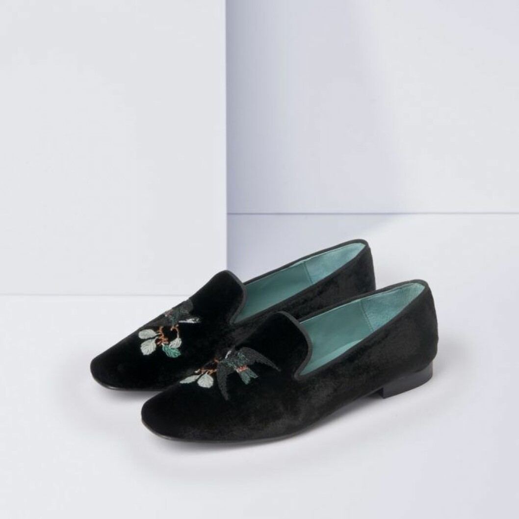 Loafer i sammet med brodyr från Flattererd