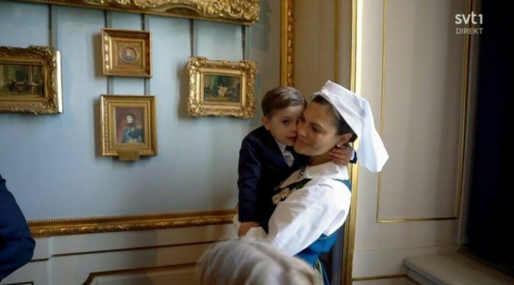 Prins Oscar var riktigt frågvis under rundturen på slottet! prins oscar kronprinsessan victoria