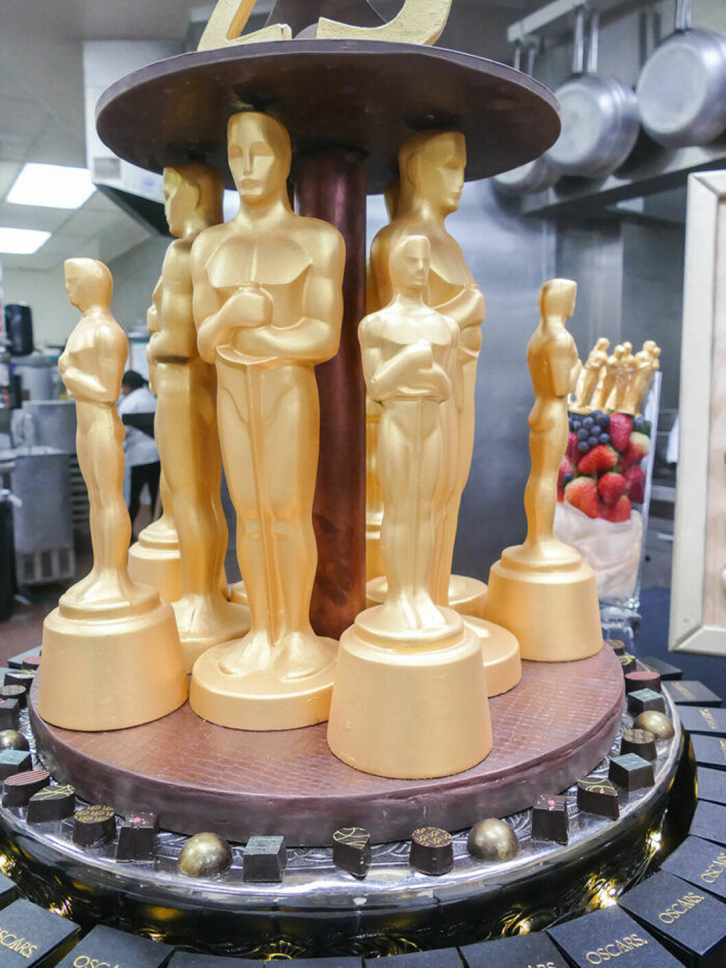 Oscarsstatyetter i choklad pudrade med 25 karat guld. Foto: TT Oscarsstatyetter i choklad pudrade med 25 karat guld.