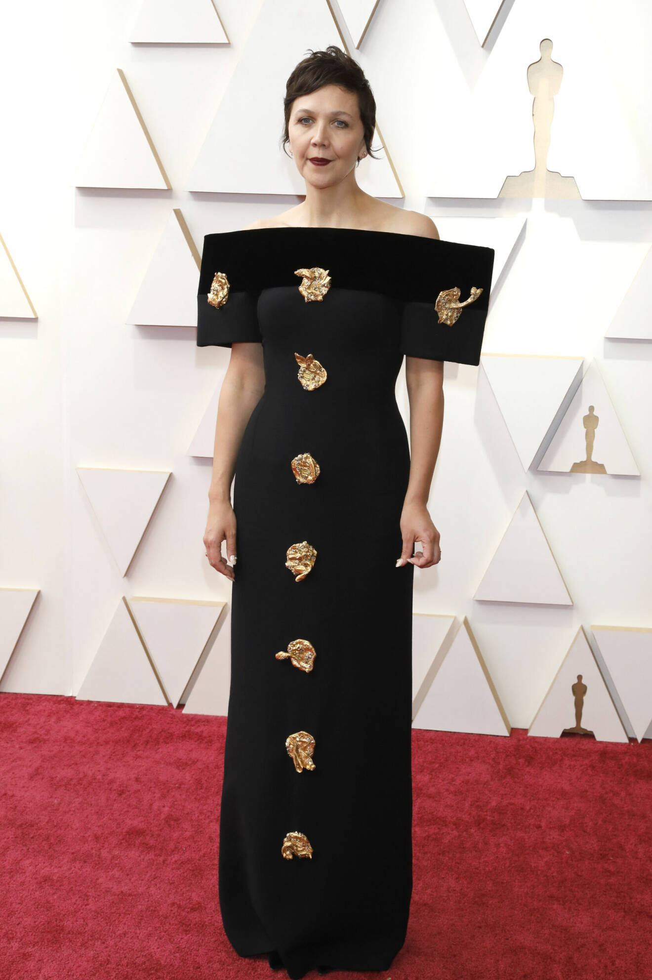Maggie Gyllenhaal på röda mattan vid Oscarsgalan 2022.
