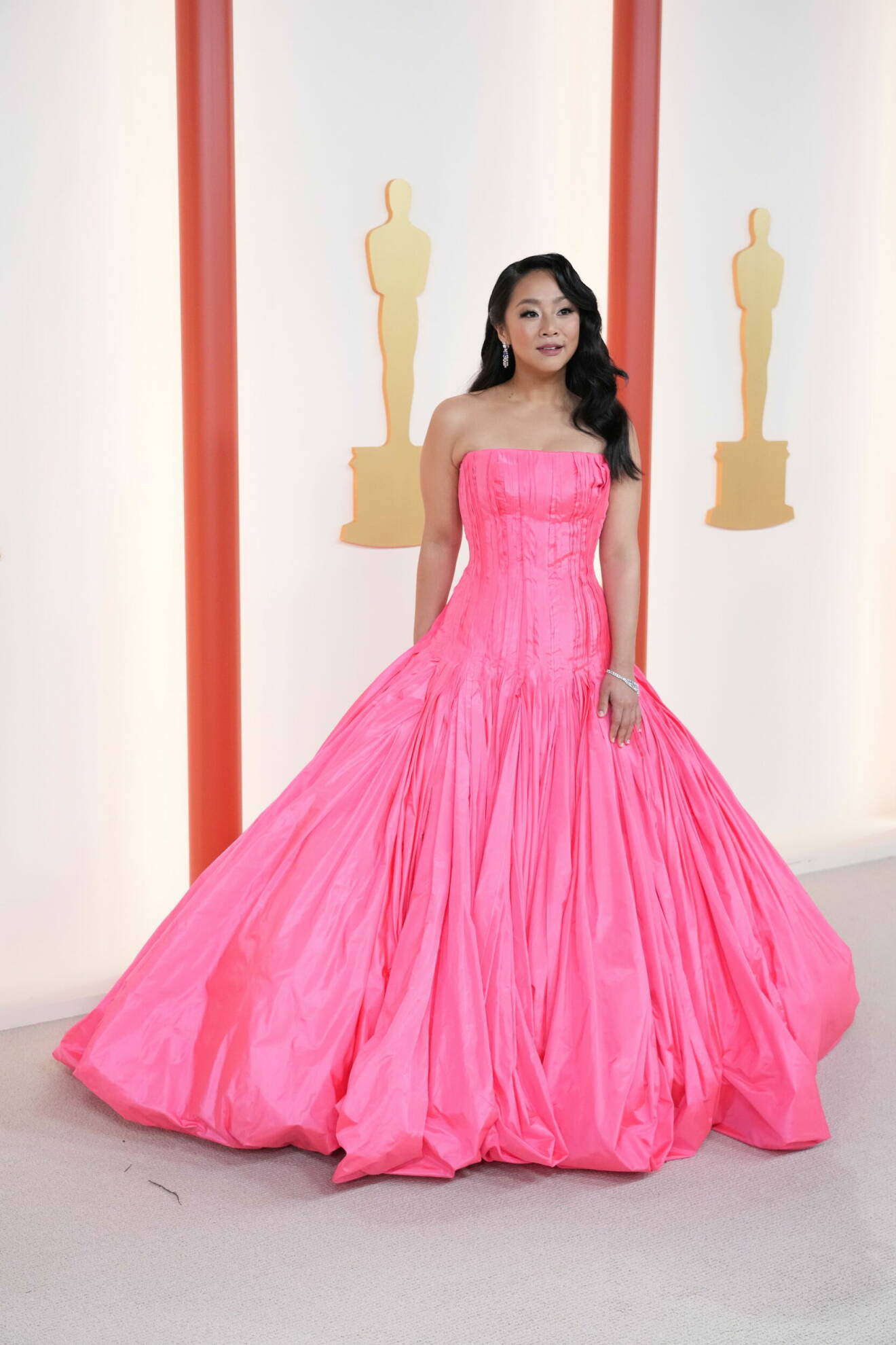 Stephanie Hsu på röda mattan vid Oscarsgalan 2023.