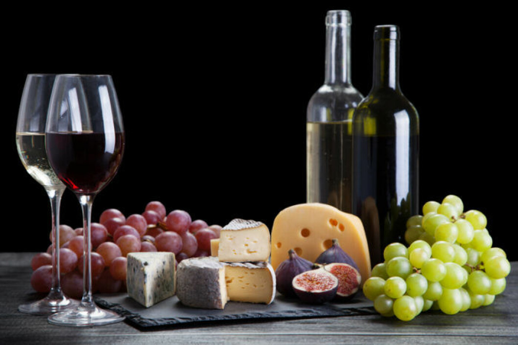 Bild: Shutterstock/IBL Ostbricka med fikon, vindruvor och vin – både vitt och rött.