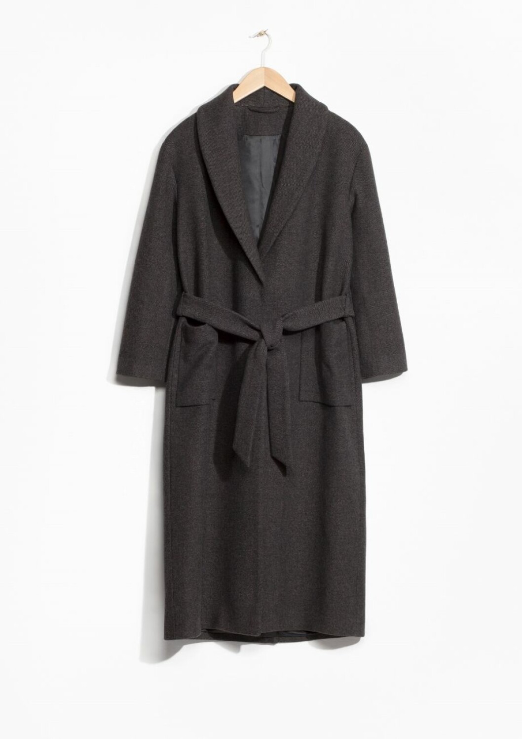 <a href="http://www.stories.com/se/Ready-to-wear/Jackets_Coats/Boyfriend_Wrap_Coat/582949-122577471.1">Herrinspirerad kappa</a>, 1 950 kr, & Other Stories. En klassist höstkappa som går att både klä upp och klä ner. herrinspirerad-kappa-&-other-stories