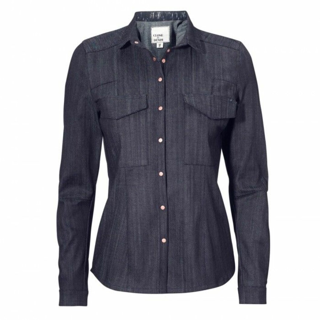 Otvättad denimskjorta, 999 kr, <a href="http://www.closebydenim.com/" target="_blank">Close by denim</a>. Otvättad denimskjorta