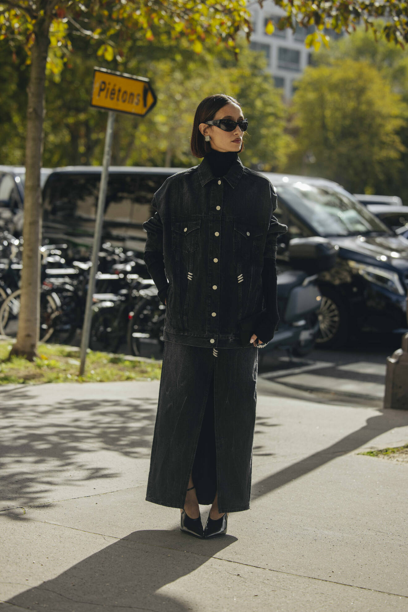 Streetstyleoutfit i double denim med en svart jeansjacka och matchande lång jeanskjol.