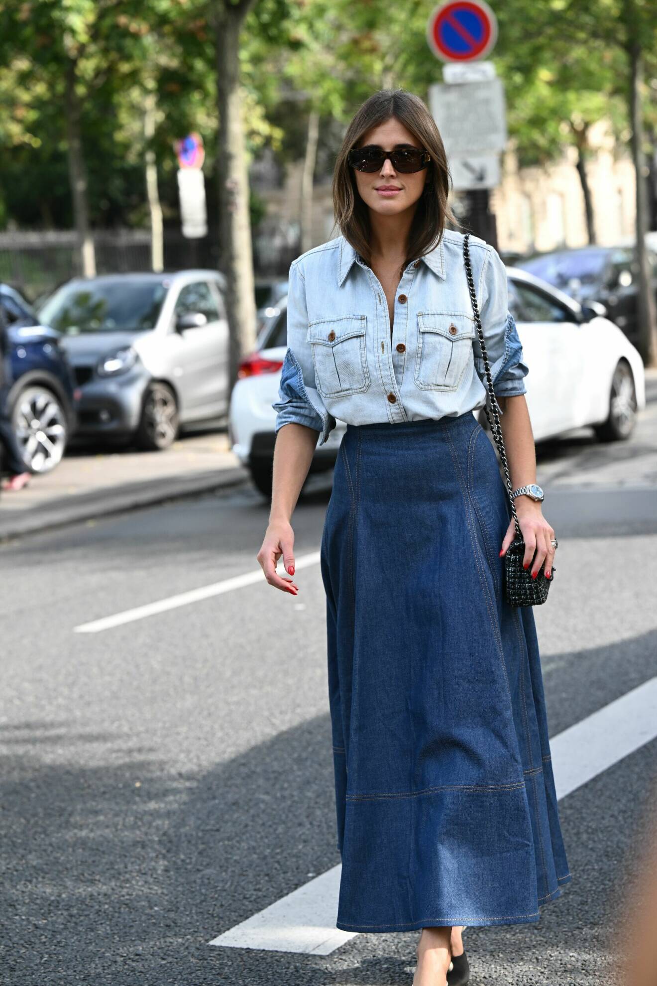 Streetstyle med ljus jeansskjorta och mörkblå lång jeanskjol
