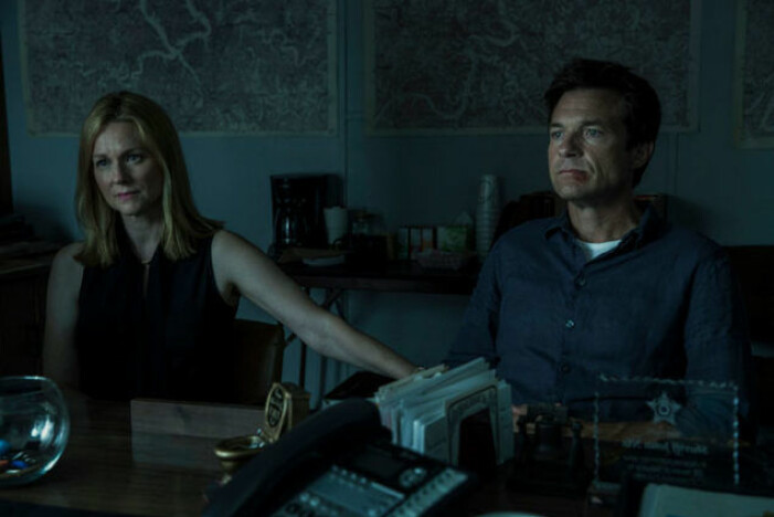 Laura Linney och Jason Bateman spelar huvudrollerna i <span class=" italic" data-lab-italic_desktop="italic">Ozark</span>.