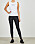 Modell med vitt linne med svart logga och svarta tights. Kläder från P.e Nation.