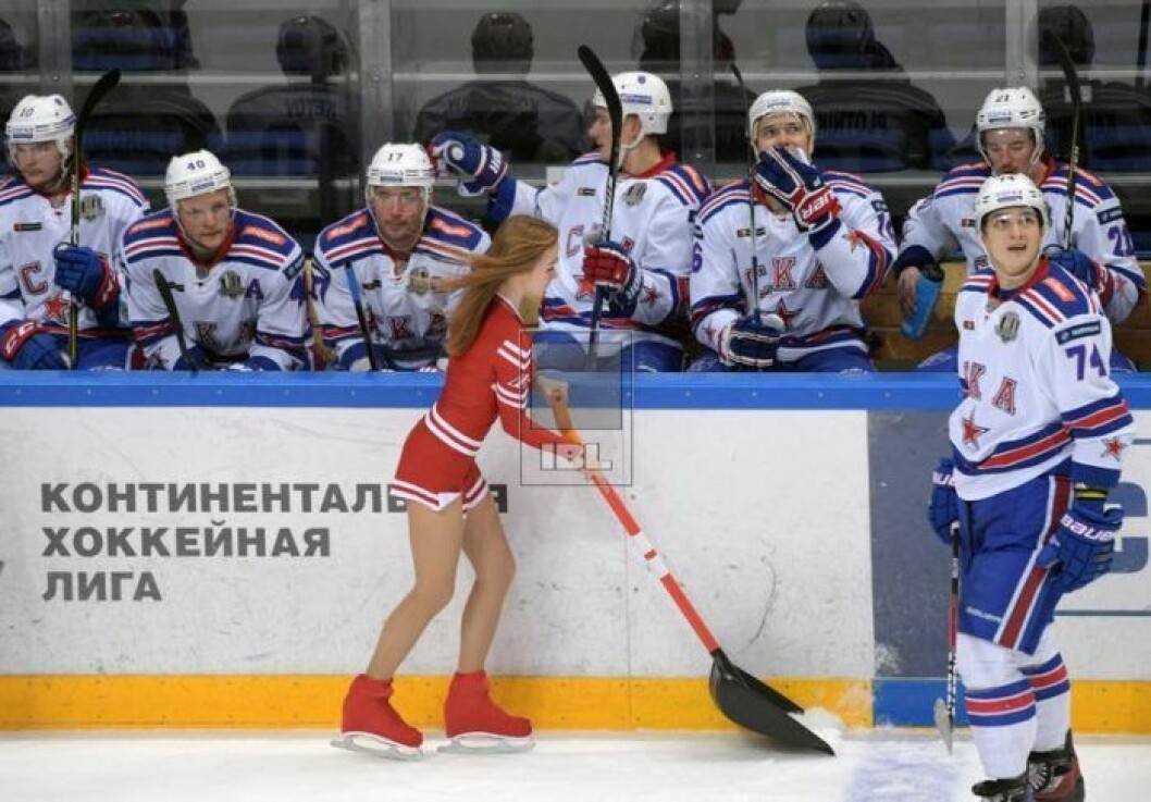En cheerleader skottar snö under ett så kallat Power Break, i ryska ligan KHL. Samma tradition finns även bland annat i amerikanska NHL.