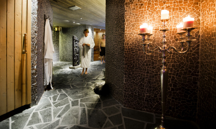 På mysiga Aurora Spa behövs bara ett litet kliv för att ta sig mellan olika typer av bastubad, pooler och upplevelseduschar.