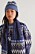 Modell med stickad mössa i blått, marinblått och vitt mönster. Hon bär även matchande halsduk och tröja. Mössan, halsduken och tröjan kommer från Paco Rabanne.