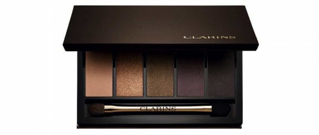 En mer dramatisk ögonlook fixar du lätt med de bruna tonerna i Palette 5 Couleurs i Pretty Night från Clarins. Ca 460 kr. En mer dramatisk ögonlook fixar du lätt med de bruna tonerna i Palette 5 Couleurs i Pretty Night från Clarins. Ca 460 kr.