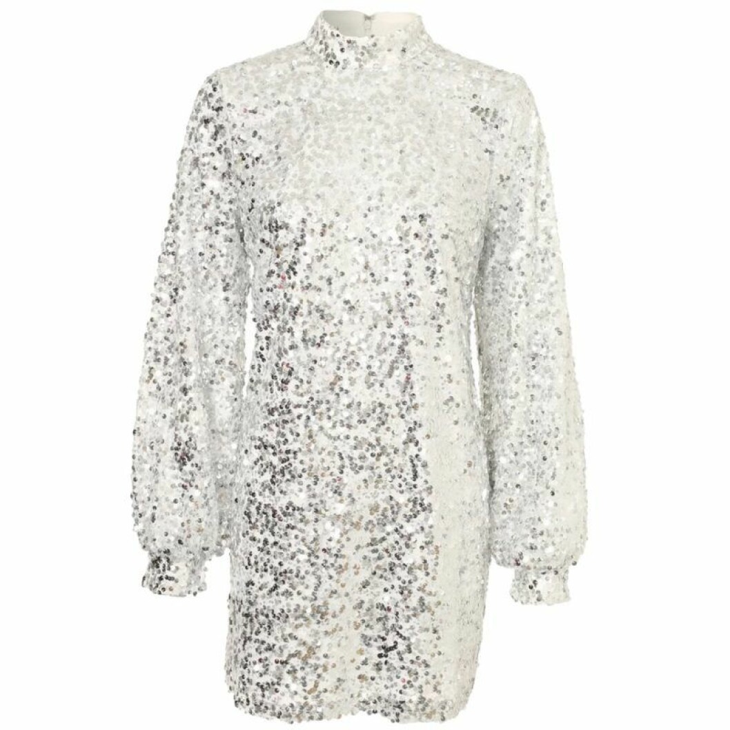 Paljettklänning från NLY Trend. Kostar 419 kronor på rean. <a href="https://clk.tradedoubler.com/click?p=17833&a=3025660&url=https%3A%2F%2Fnelly.com%2Fse%2Fkl%25C3%25A4der-f%25C3%25B6r-kvinnor%2Fkl%25C3%25A4der%2Ffestkl%25C3%25A4nningar%2Fnly-trend-917%2Fhigh-neck-sequin-dress-087142-0026%2F" target="_blank" rel="noopener">Här kan du fynda</a>. Paljettklänning