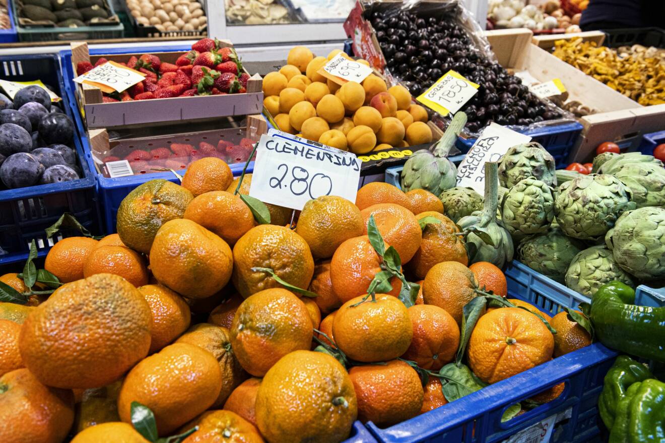 Apelsiner på marknad.