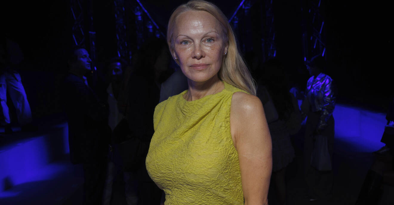 Pamela Anderson Paris fashion week 2023.