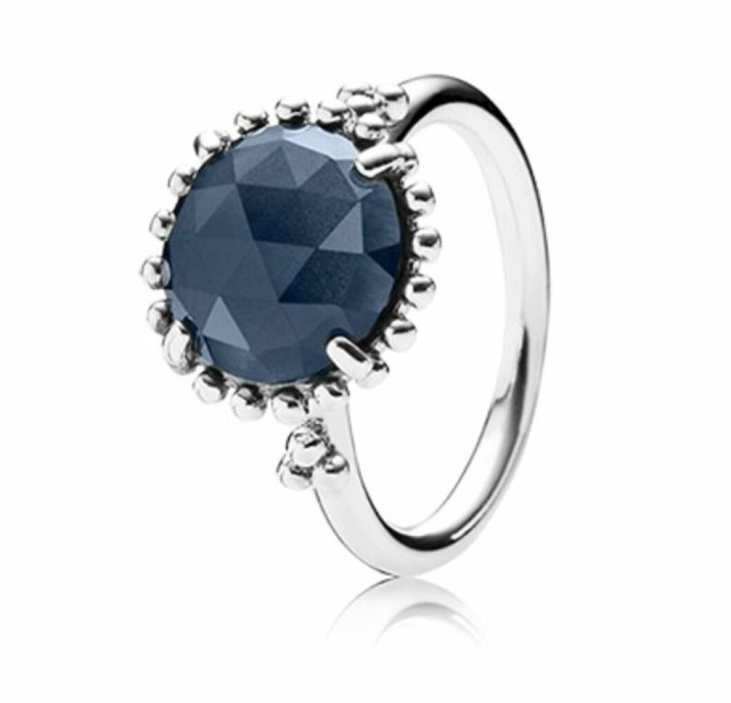 <a href="http://www.pandora.net/sv-se/explore/products/rings/190910nbc" target="_blank">Ring med slipad sten</a>, 599 kr, Pandora. ring-slipad-sten-pandora