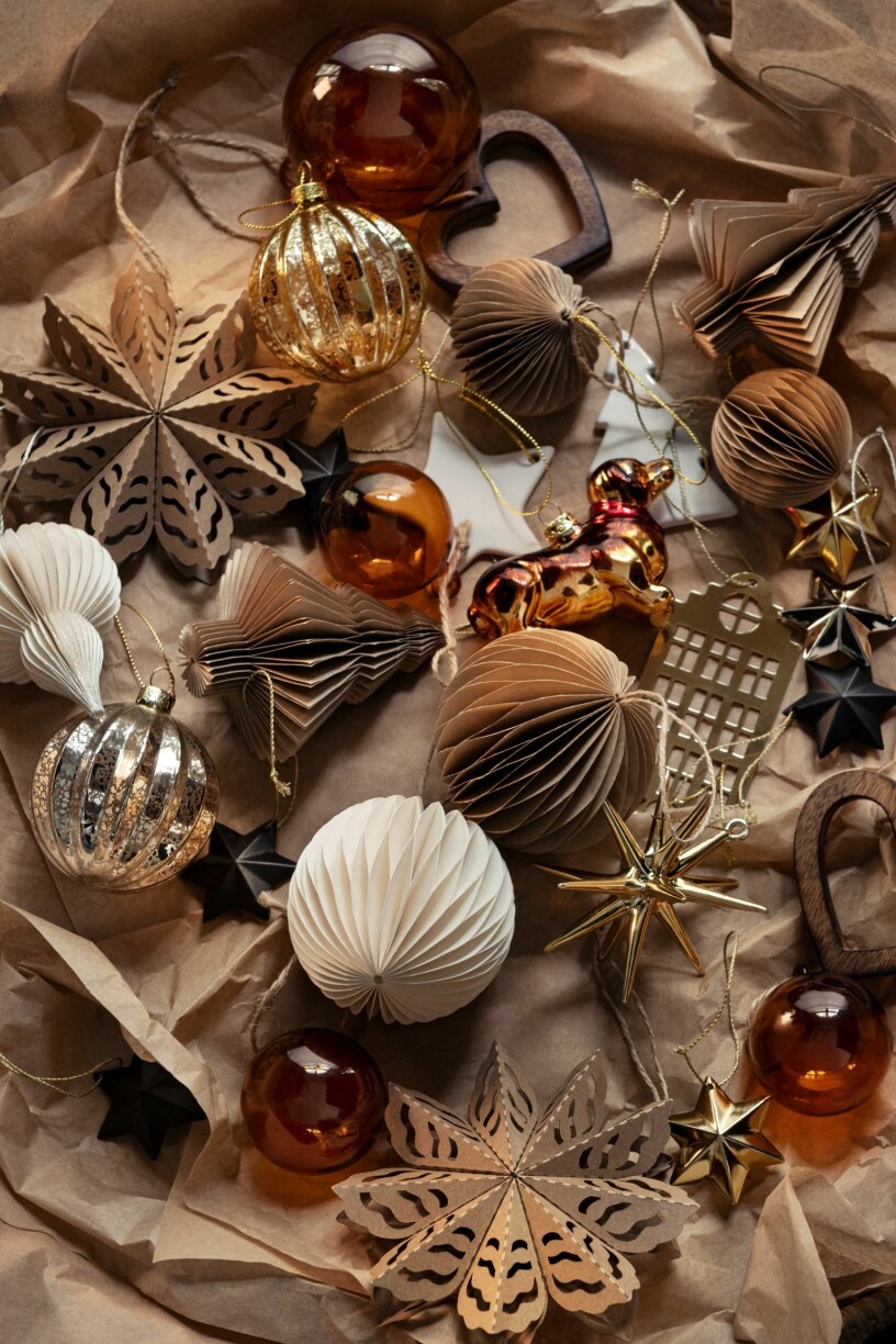 Pappershängen till granen finns i alla tänkbara former och färger i år. Foto: H&M Home