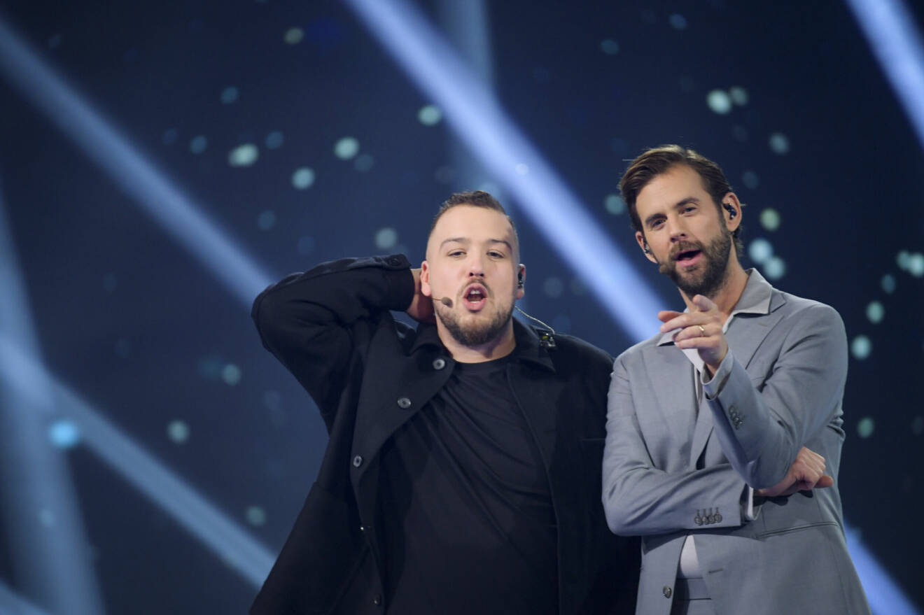 Programledaren Pär Lärnström och sidekicken Anis Don Demina leder Idolfinalen.