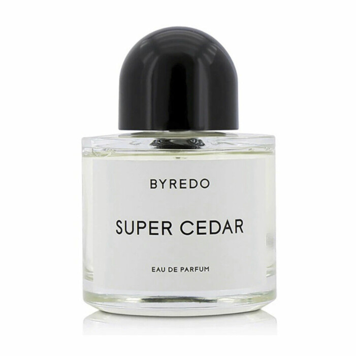 Parfym Super cedar, 1 500 kr/50 ml, Byredo. <a target="_blank" rel="nofollow" href="https://dot.kicks.se/t/t?a=1179647808&as=1218462148&t=2&tk=1&url=https://www.kicks.se/byredo/parfym/dam/parfym/super-cedar-edp-50-ml&epi=FE-mod—ledigaplagg-byredo-doft-">Klicka på bilden för att komma direkt till den.</a> Parfym från Byredo.