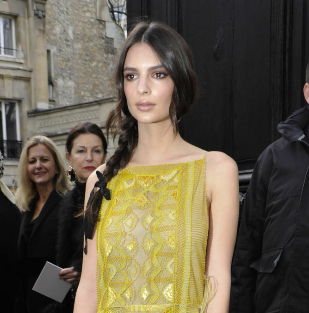 Emily Ratajkowski frisyr hade kunnat bli alldeles för flickig men är istället chic ut i fingerspetsarna.