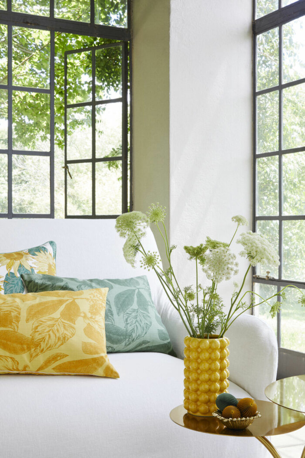 Vas och kuddar från H&M home till påsk