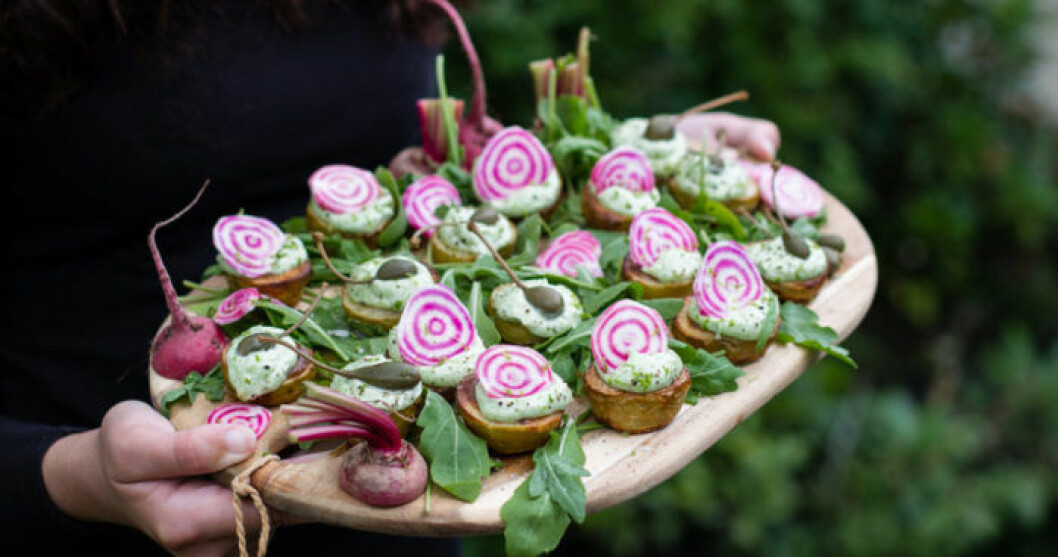 Potatishalvor med grön aioli och polkabetor. Foto: Diana Dontsova Potatishalvor med grön aioli och polkabetor
