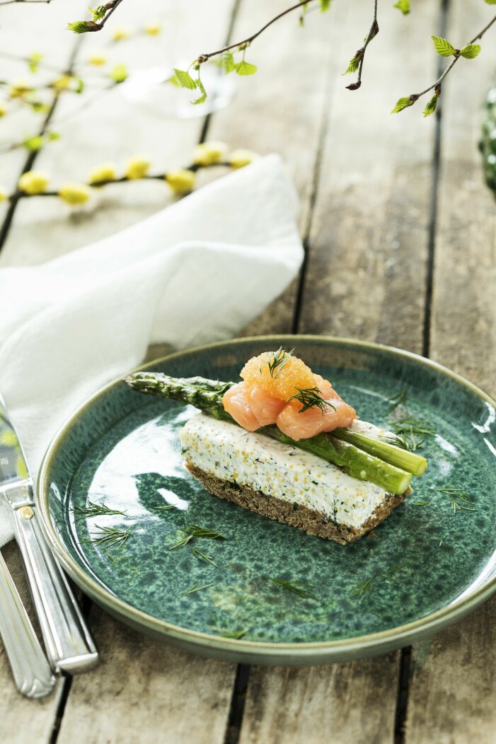 Löjrom är lyx. Det går också bra att välja stenbitsrom. Cheesecake med löjrom, lax och sparris.