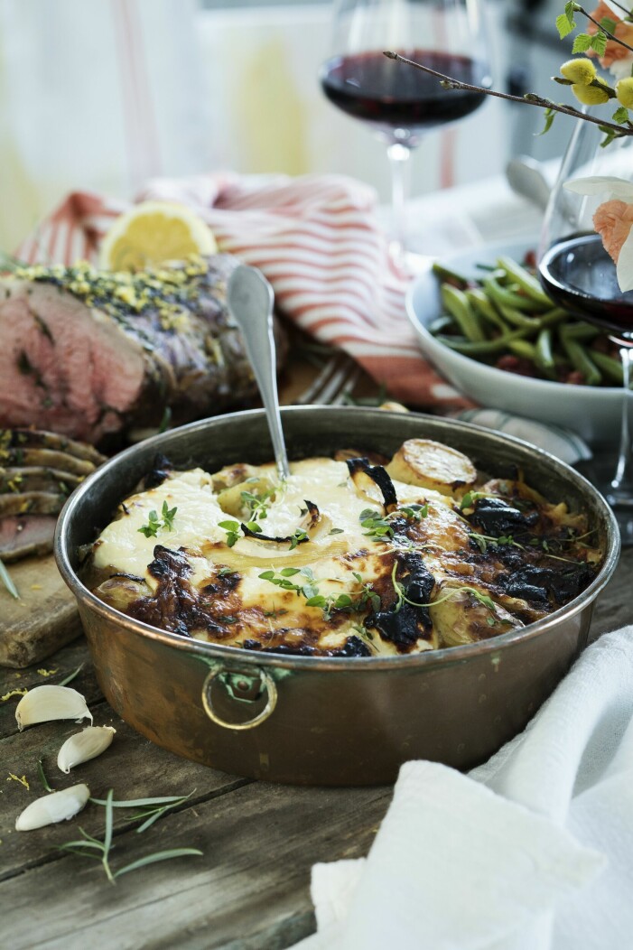 Tillbehören är en läckert krämig gratäng med spännande smaker och en enkel bönsallad. Yoghurt- och brie-gratinerad potatis.