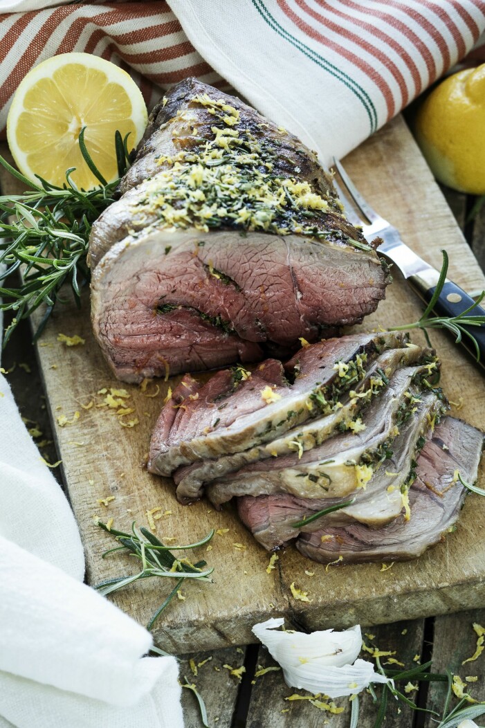 Citron, vitlök och rosmarin – underbara smakkamrater till lammsteken. Lammstek med rosmarin och citron.