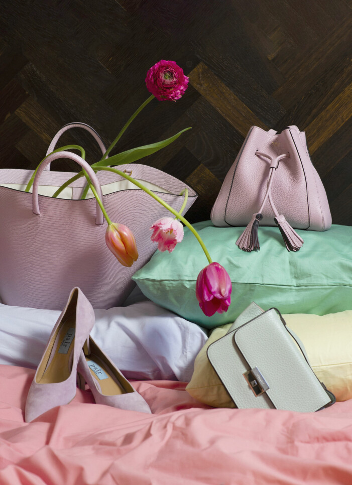 Från vänster: Toteväska i läder, 4950 kr, Little Liffner. Påsväska i läder, 8790 kr, Mulberry. Pumps i mocka, 2 499 kr, Apair. Väska i läder, 3350 kr, Decadent. Påslakan i bomull, 1775 kr, Magniberg. Örngott i bomull, 495 kr/st, Magniberg. Blommor från Floristkompaniet. lavendellila väskor från mulberry och little liffner