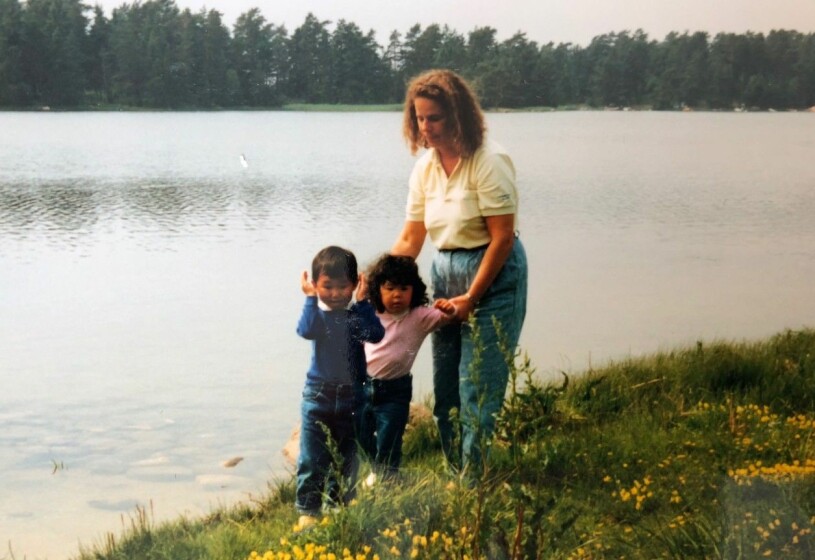 Patrik Lundberg som barn, tillsammans med sin mamma Birgitta Lundberg och lillasyster Paula Lundberg. Bilden är tagen i Sölvesborg på 1980-talet.