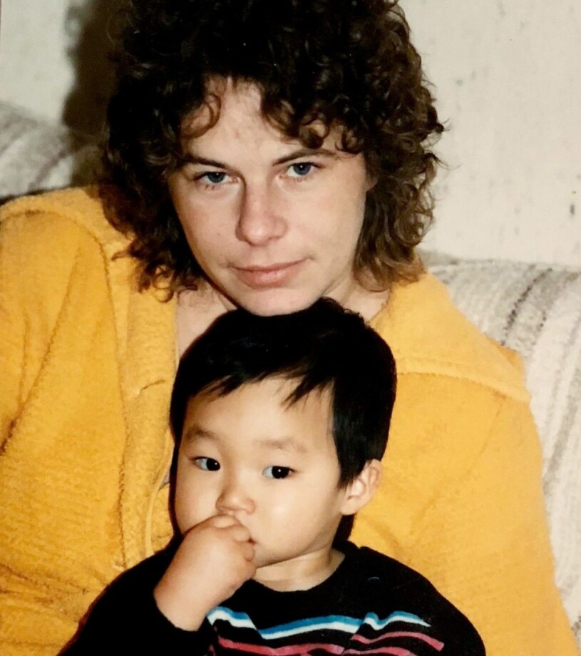 Patrik Lundberg tillsammans med mamma Birgitta hemma i Sölvesborg på 1980-talet.