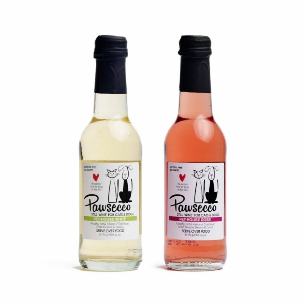 I Sverige går det att köpa Pawsecco <a href="https://track.adtraction.com/t/t?a=1099371260&as=1218462148&t=2&tk=1&epi=pawsecco&url=https://www.coolstuff.se/Pawsecco-Dryck-for-Hund-och-Katt/17211#aw_source=ps-0e01b2f3-b0c6-40ba-b40f-5a0d352ee01e" target="_blank" rel="noopener">här</a>. Pawsecco, ett vin för hundar och katter.