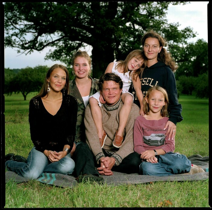 Bild från 2003: Per Morberg med döttrarna Liza, Alida, Astrid, Janina och Molly. Bild från 2003: Per Morberg med döttrarna Liza, Alida, Astrid, Janina och Molly.