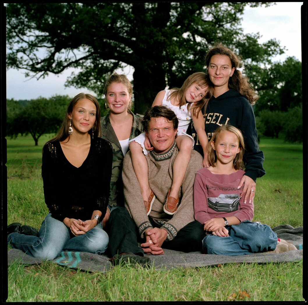 Bild från 2003: Per Morberg med döttrarna Liza, Alida, Astrid, Janina och Molly. per morberg med sina döttrar