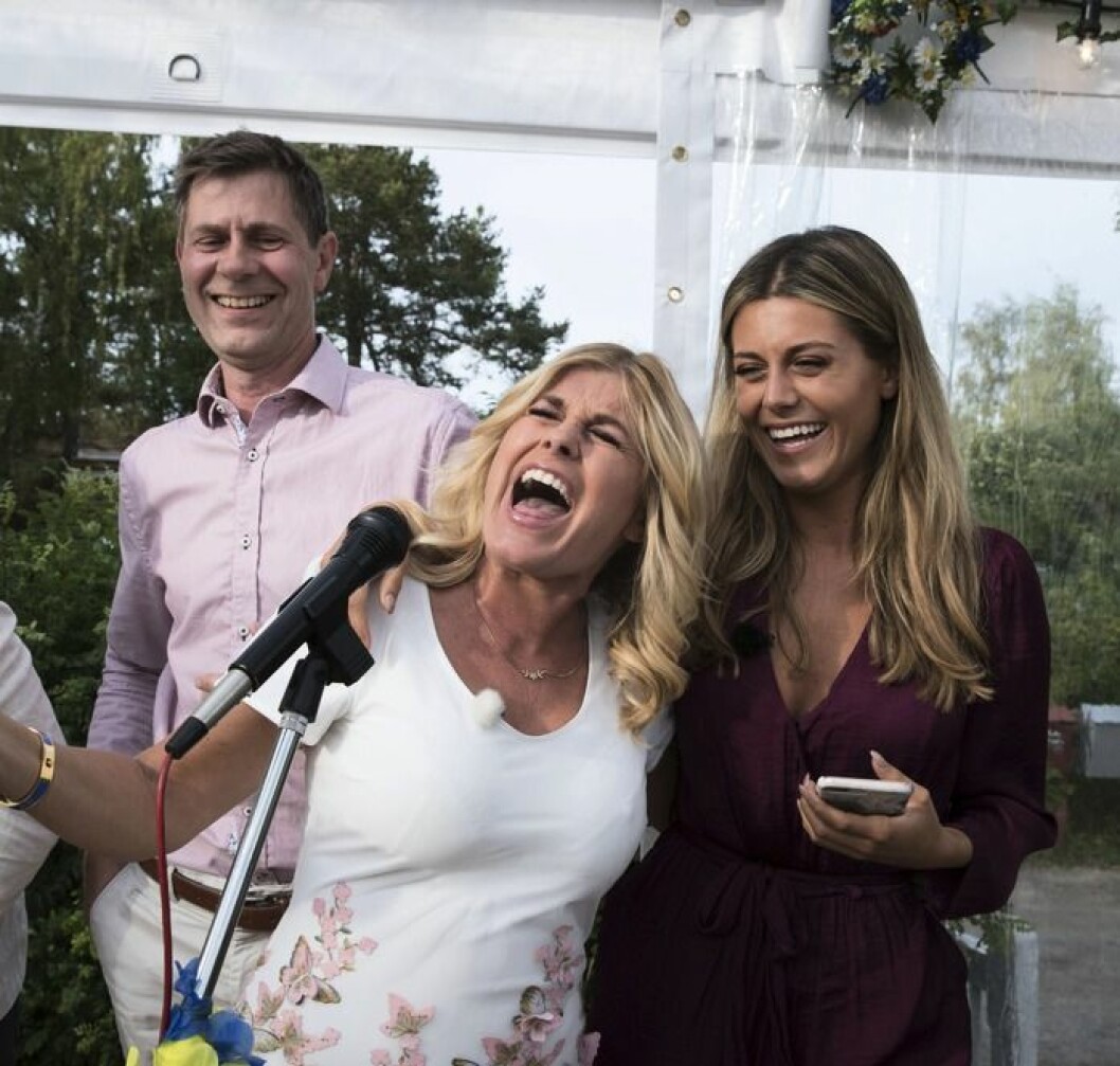 Peter Wahlgren, Pernilla Wahlgren och Bianca Ingrosso sjunger en liten trudilutt på Christina Schollins 80-årsfest. FOTO: Charles Hammarsten/TT Peter Wahlgren, Pernilla Wahlgren, Bianca Ingrosso