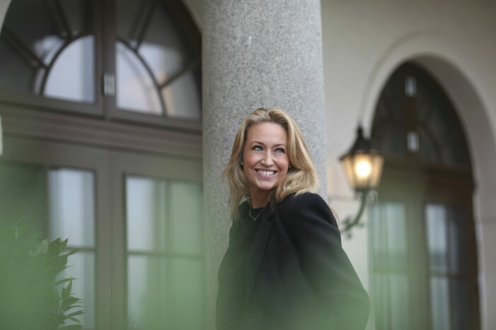 Pusselfamiljen är den plattform som Petra Björkman grundat för att stötta andra föräldrar till barn med NPF. Petra Björkman glad utomhus.