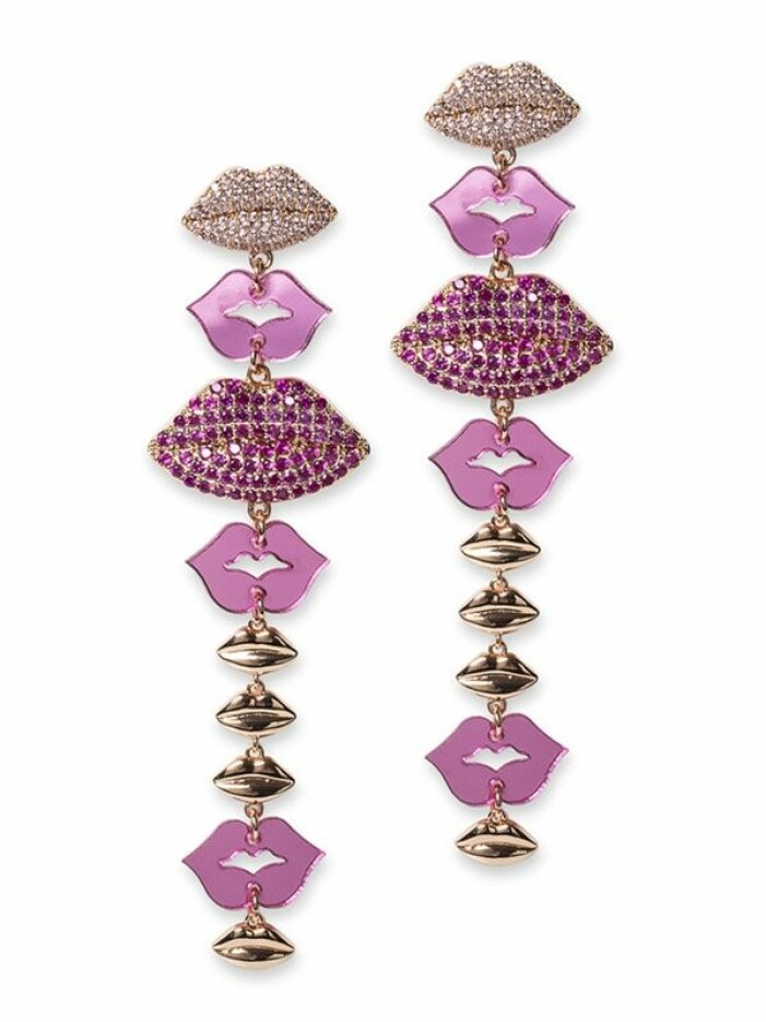 Örhängen, 549 kr, Pfg Stockholm Långa örhängen med läppformade berlocker på rad. Läpparna är i olika storlekar i rosa strass, cerise starss, rosa och guldfärgade. Örhängen från Pfg Stockholm.