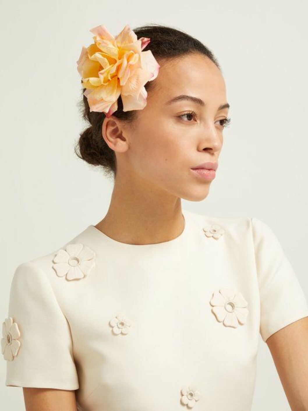 En bild på en hårnål i form av en ros från Philippa Craddocks nya kollektion på Matchesfashion.com..