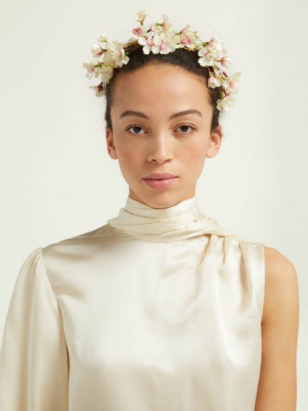En bild på ett diadem med små blommor från Philippa Craddocks nya kollektion på Matchesfashion.com.