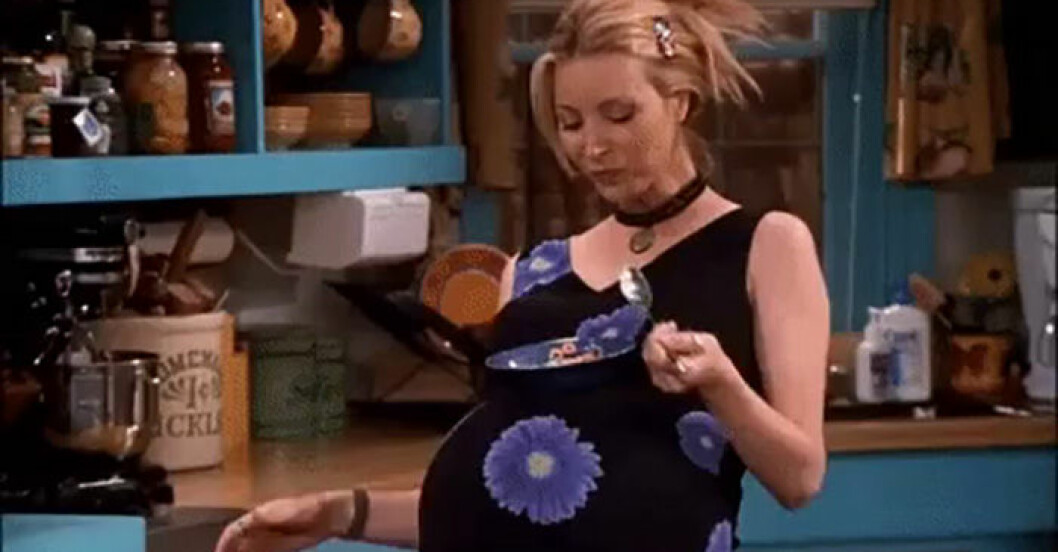 phoebe äter på sin maghe