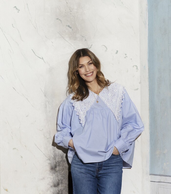 Blus i bomull, stl 34–44, 700 kr, Nümph. Jeans i bomull/hampa, stl 23–30, 1249 kr, Levi’s. Halsband i guldpläterad mässing/glaspärlor/grön agat, 940 kr, Anni Lu. Halsband i guld, 2195 kr, Maria Nilsdotter. Fin blå blus från Nümph med ett par blå jeans