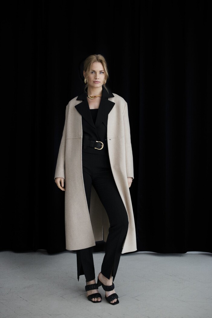 Kappa i ull, XS–XL, 4 999 kr, Stylein. Tröja i polyester/bomull/elastan, XS–XL, 1 199 kr, Stylein. Kavaj i polyester, XS–XL, 3 749 kr, Stylein. Byxor i polyester, XS–XL, 1 799 kr, Stylein. Bälte i läder, 490 kr, &Other Stories. Skor i läderimitation, 299 kr, H&M. Halsband i mässing, 2 100 kr, Cornelia Webb. Örhängen i mässing/kristall, 1 900 kr, Cornelia Webb. Stylein Snygg beige kappa med svart skjorta och svarta kostymbyxor
