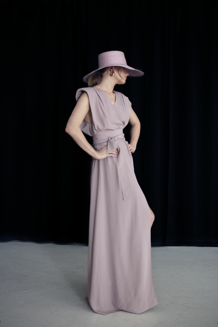 Klänning i viskos/ rayon, stl 34–42, 3 450 kr, Mayla. Örhängen i mässing/kristall, 1 900 kr, Cornelia Webb. Stråhatt 1 999 kr, Kati Niemi. Mayla Vacker rosa klänning med en matchande rosa stråhatt